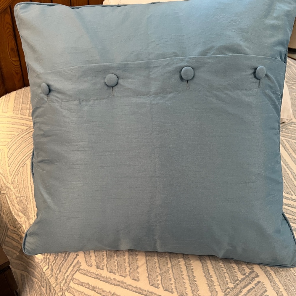 Full Queen Duvet and Shams Sandy Wilson. Used on guest bed only!! - Picture 7 of 14